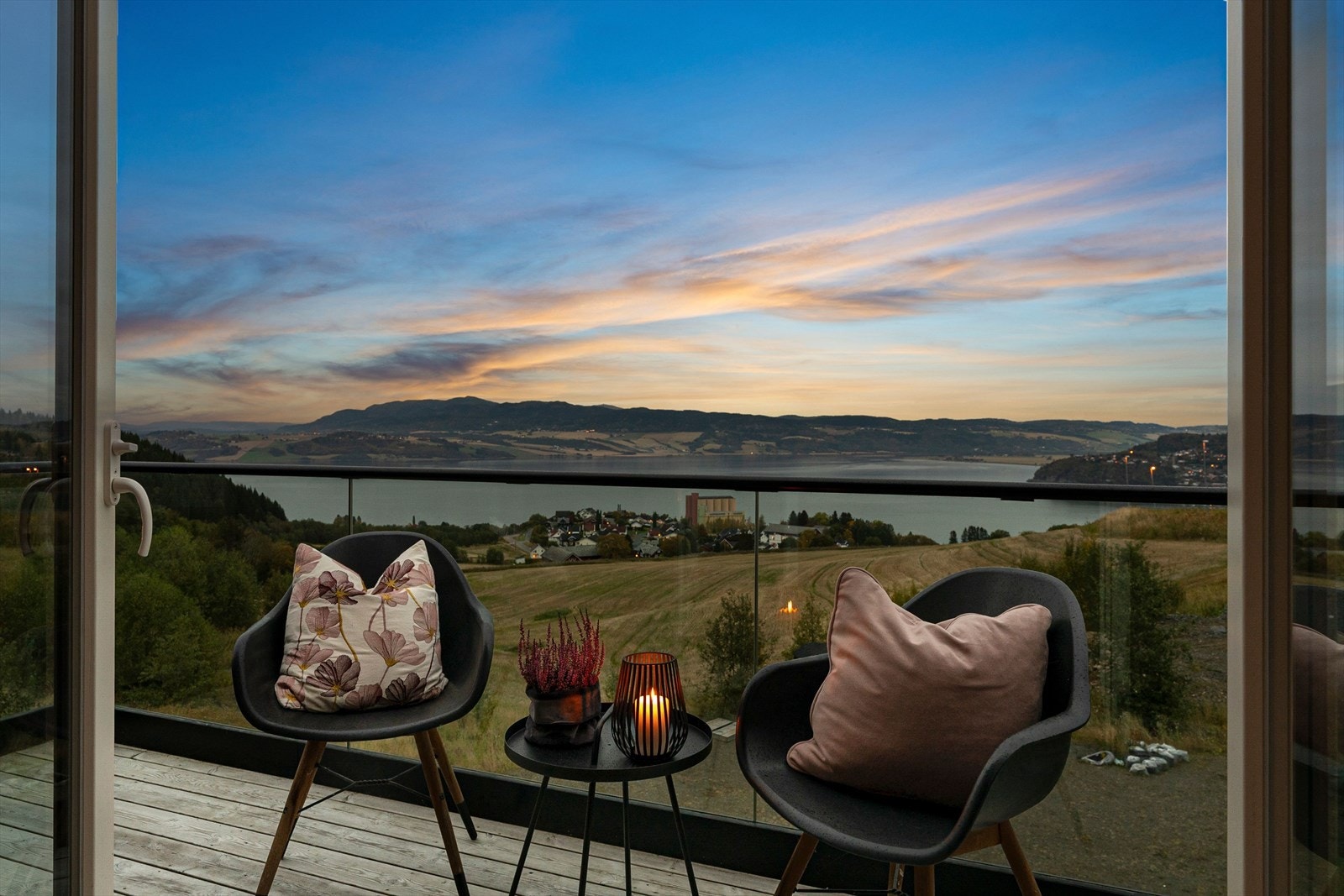 Fra stuen er det direkte adkomst til en balkong på ca. 9,5 kvm med langstrakt utsikt utover mot Buvikbukta og Gaulosen. Galleribilde