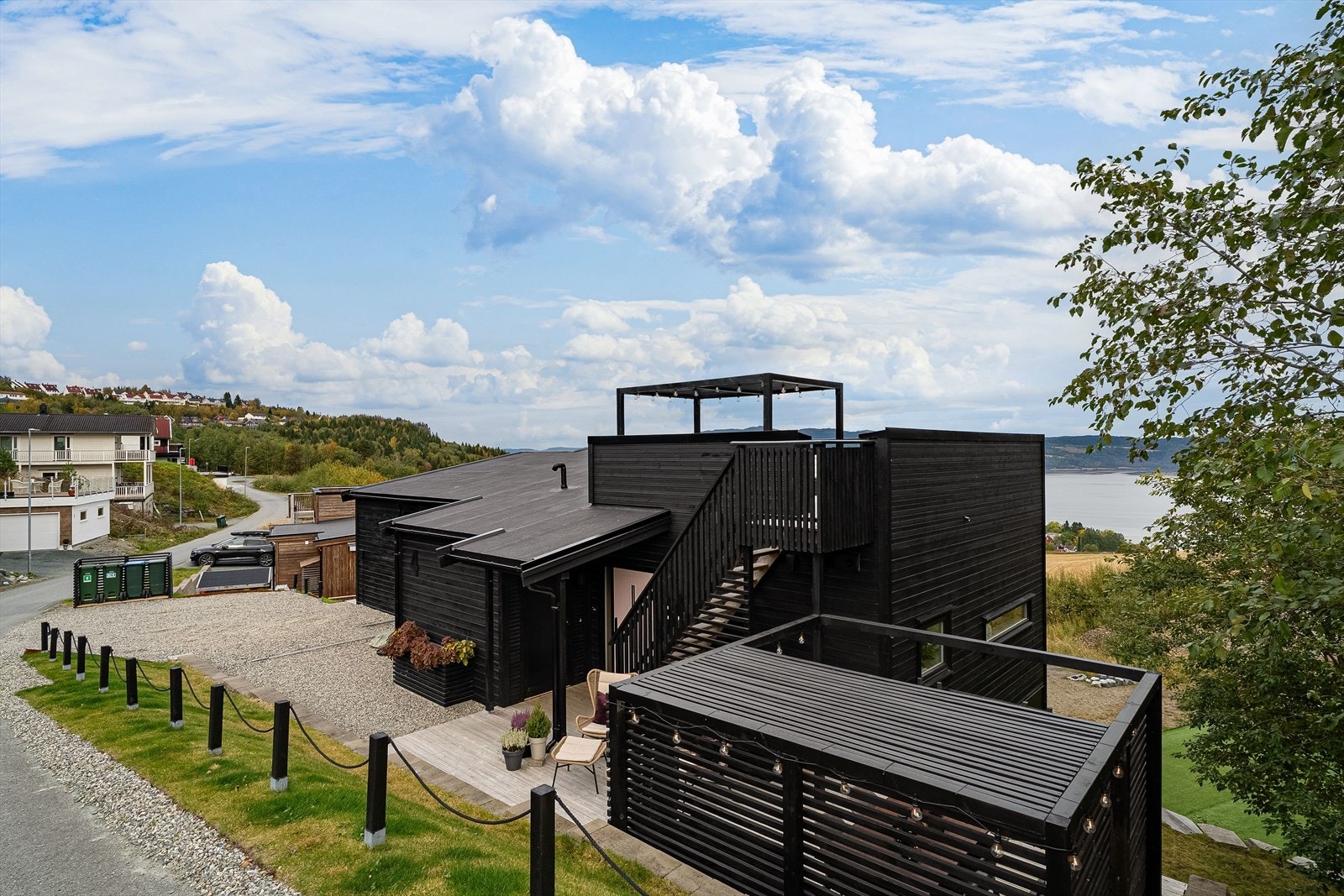 Eiendommen ligger i et rolig, sjønært og barnevennlig boligområde i Buvika i Skaun kommune. Galleribilde