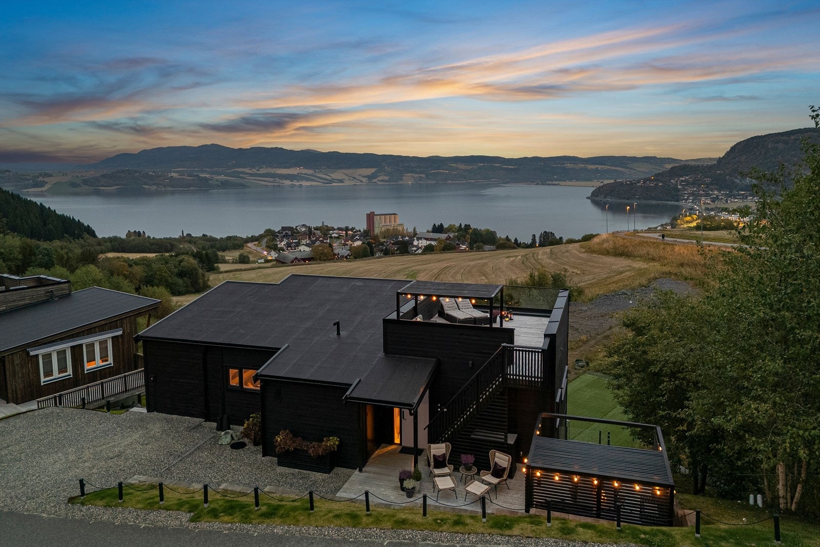 Huset er nytt fra 2018 og det er gjort en rekke oppgraderinger inn- og utvendig siden byggeår. Galleribilde