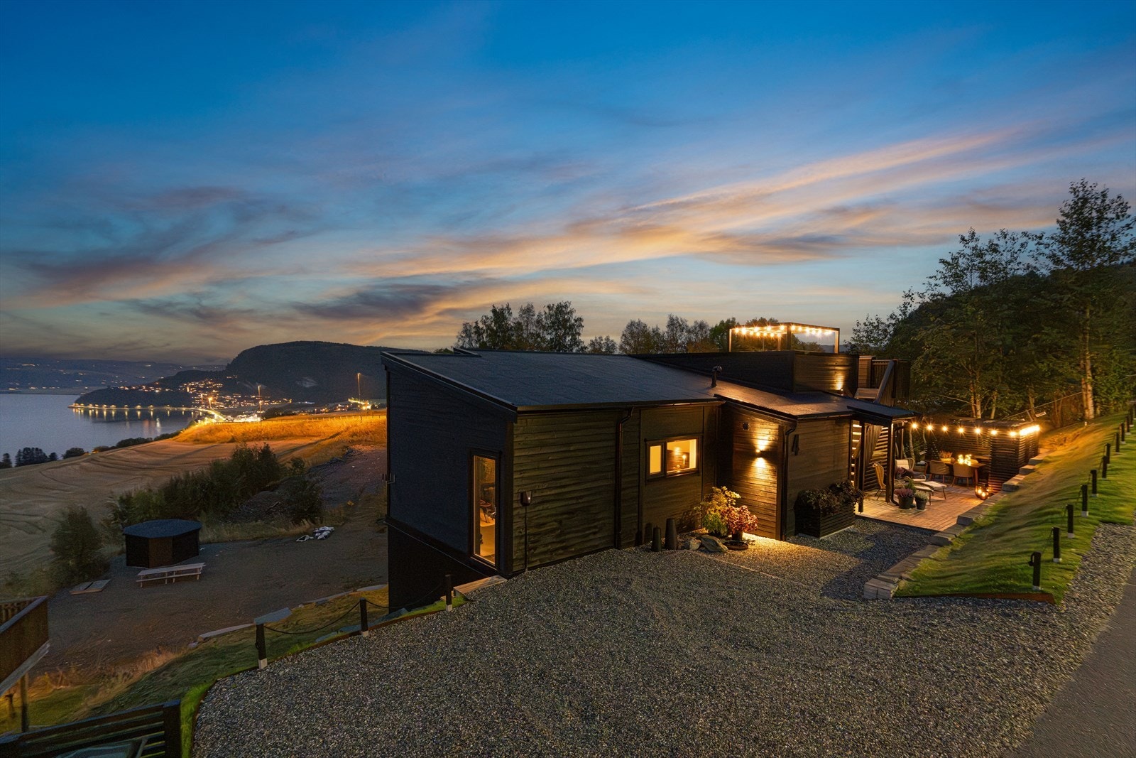 Det er montert elbillader på husveggen ved gårdsplassen. I tillegg til en stor gårdsplass er det også godt med gjesteparkeringer like ved. Galleribilde