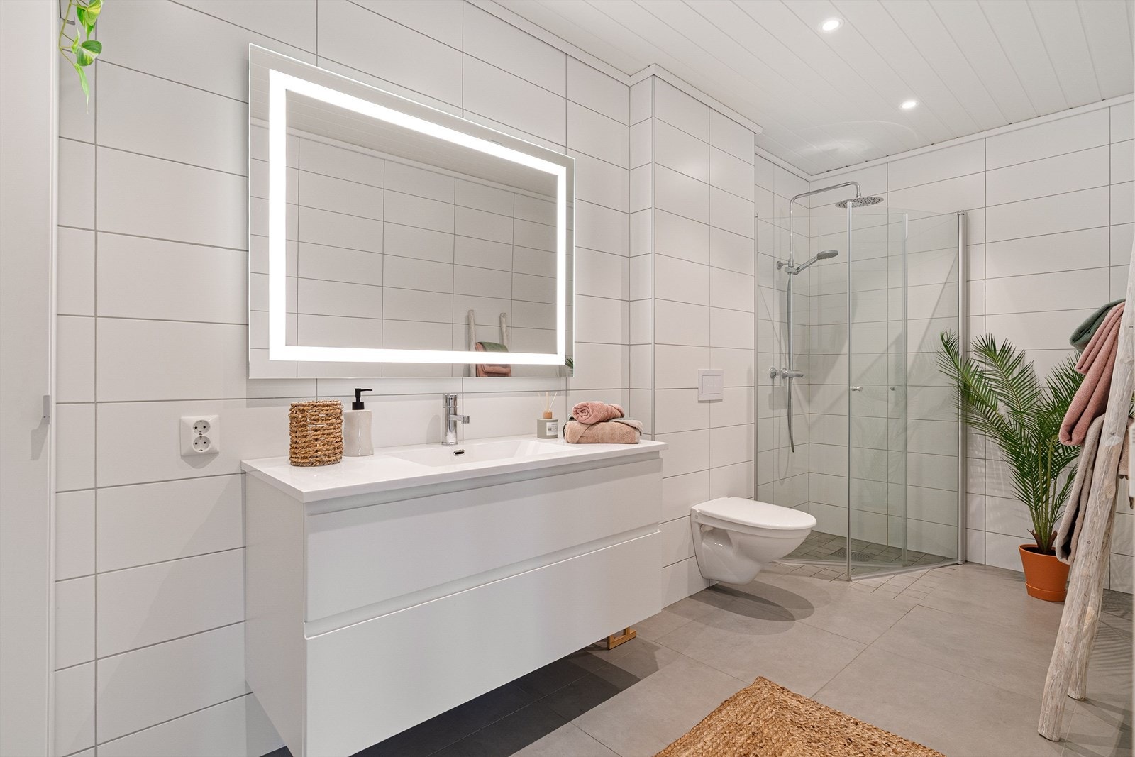 Baderommet er også levert av Aubo og fremstår som stilrent og moderne, med flislagte flater, dusjhjørne, vegghengt wc og servantskap med god lagringsplass. Galleribilde