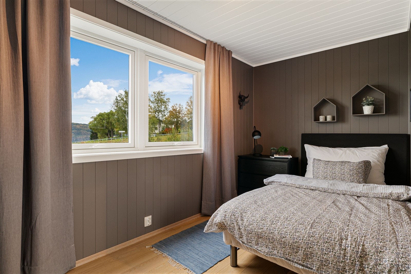 Underetasjen rommer tre soverom, alle med god størrelse og malte overflater. Galleribilde