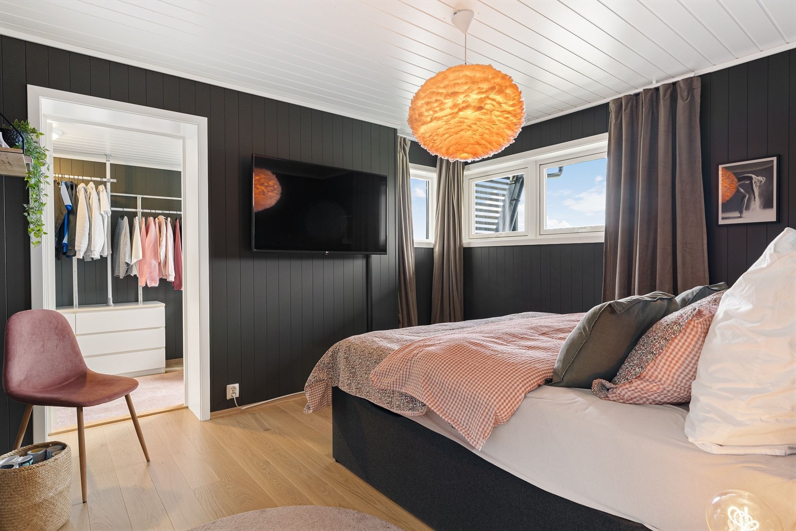 Omkledningsrommet er på hele 10 kvm, og sørger for at man har ekstra frihet til innredning av soverommet. Galleribilde