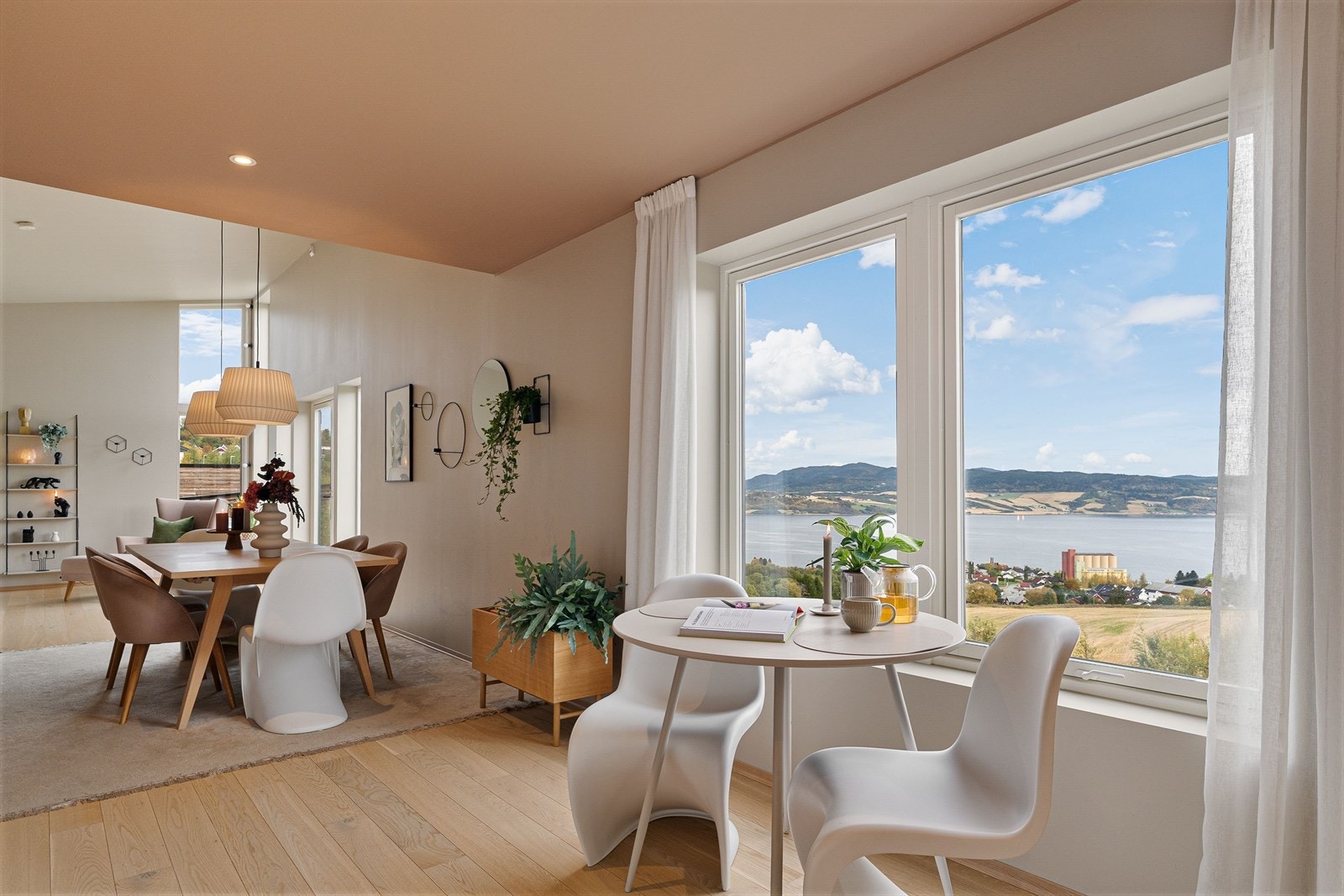 Overflatene i alle oppholdsrom ble malt i 2024. Galleribilde