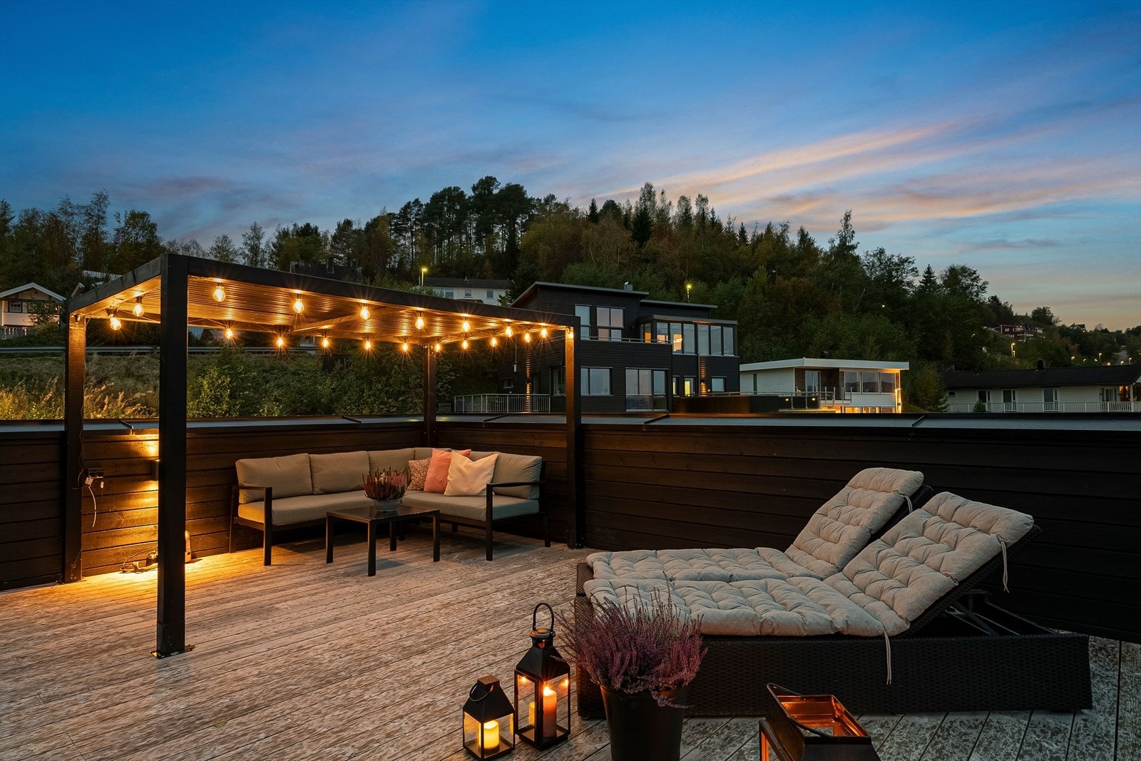 Boligen har en fantastisk takterrasse med pergola, loungehjørne og uforstyrret utsikt mot Buvika og Byneset. Galleribilde