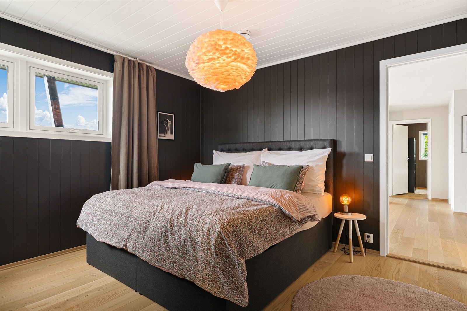 Hovedsoverommet har tilhørende omkledningsrom med en smart garderobeløsning. Galleribilde