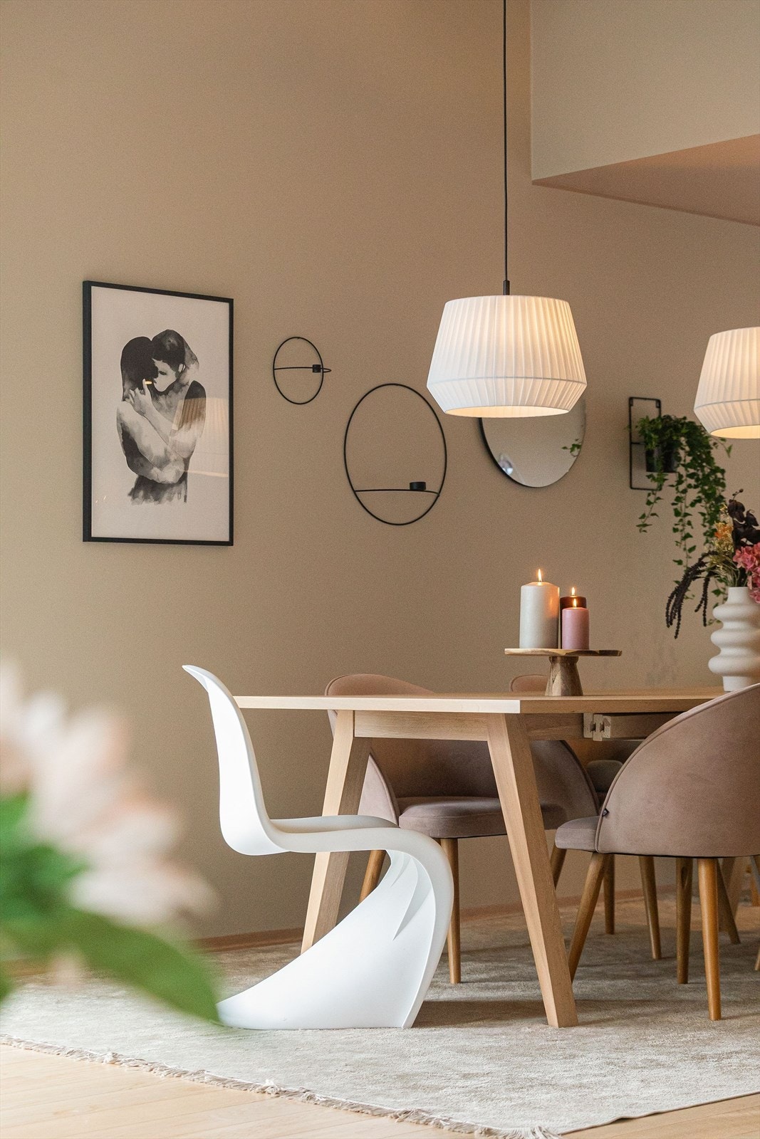 Spisestuen ligger i naturlig tilknytning, med rom for langbord og sosialt samvær - perfekt for både hverdag og selskap. Galleribilde