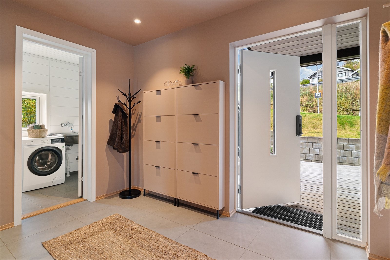 Fra entréen har du direkte tilgang til vaskerommet - en praktisk og funksjonell del av boligen, med vask, opplegg for vaskemaskin og tørketrommel, samt oppvarmet gulv. Galleribilde