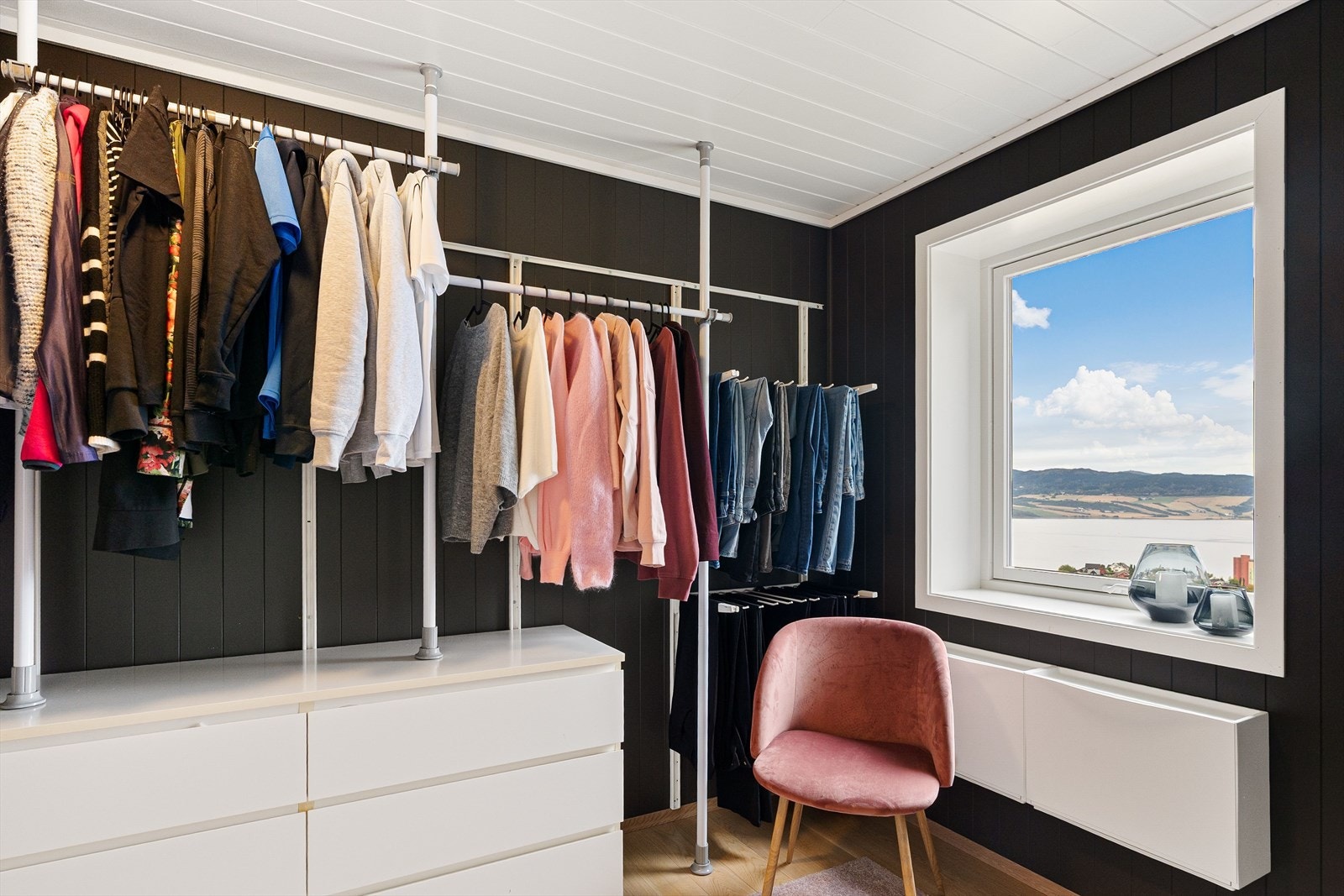 Dette rommet kan fungere som omkledningsrom, hjemmekontor eller hva enn man måtte ønske. Galleribilde