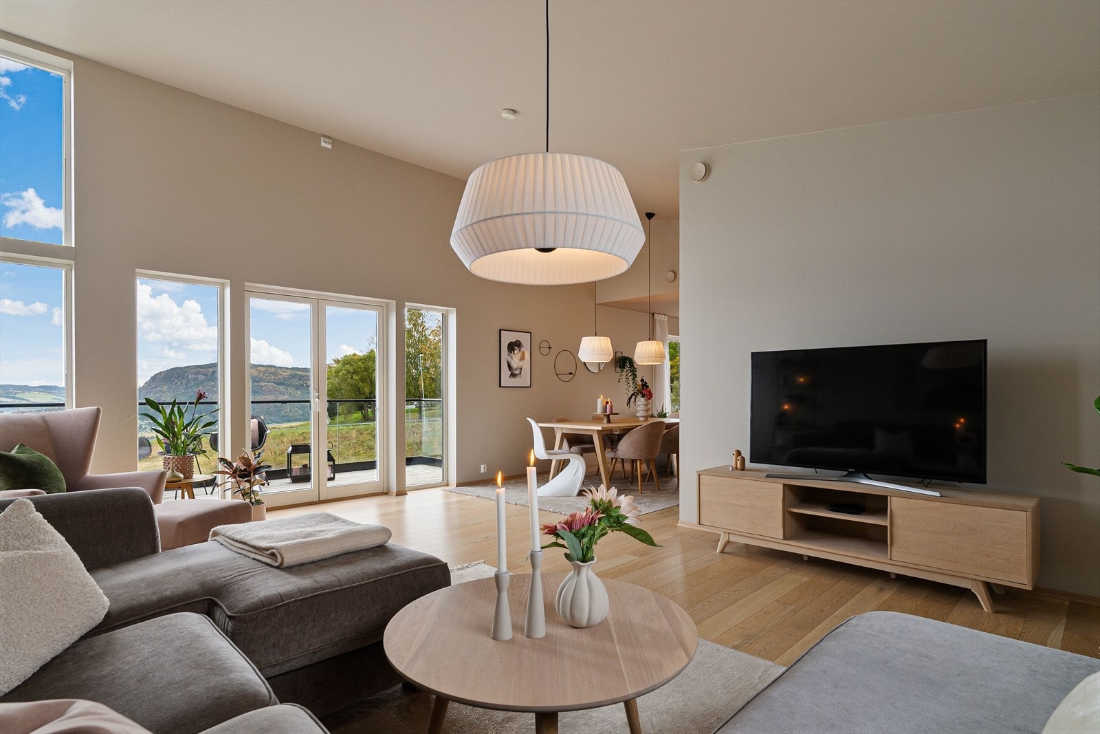 Her er det god plass til både sofagruppe og lesehjørne ved vinduene. Galleribilde