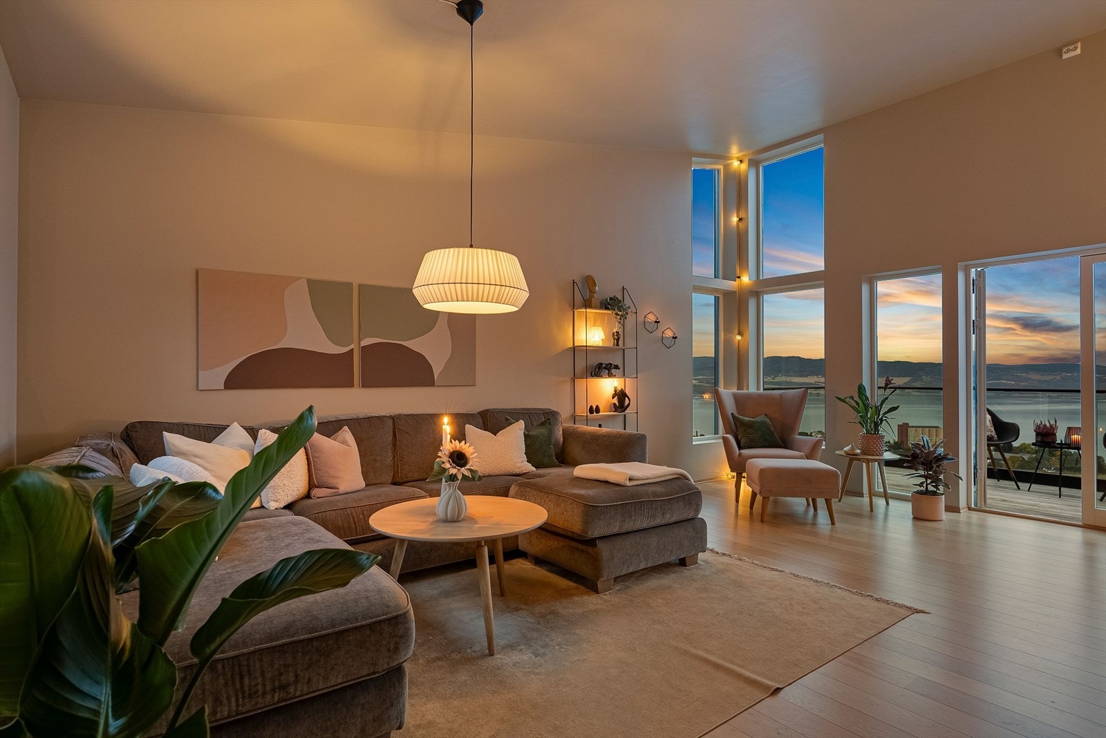 Rommet preges av varme toner og et harmonisk interiør som gir en rolig atmosfære. Galleribilde