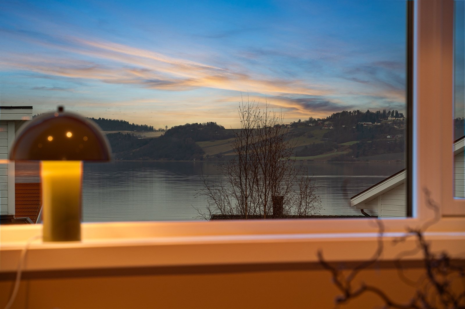 Utsikten nytes vel så godt inne som ute. Galleribilde