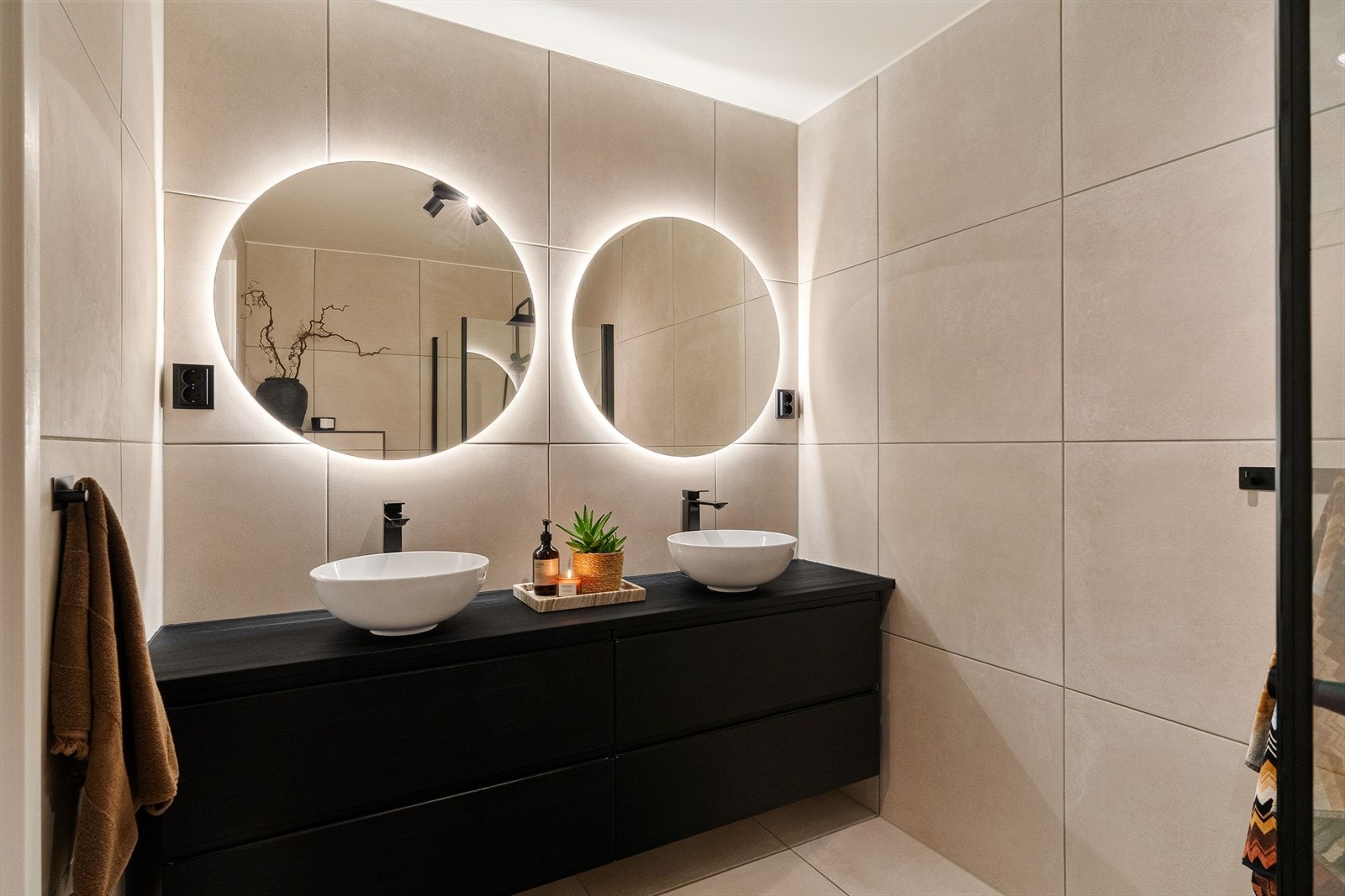 Badet er nylig oppgradert med nye speil, baderomsinnredning og nye fliser. Galleribilde