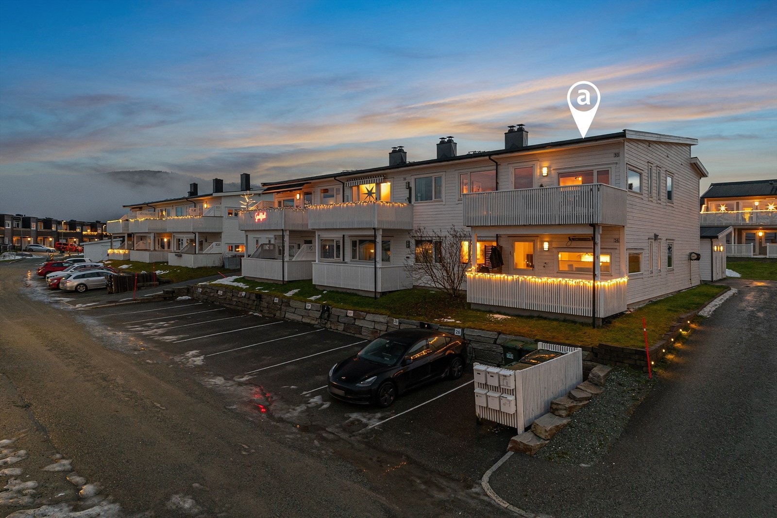 Leiligheten ligger i andre etasje i enden av bygget og får lys fra tre sider. Galleribilde