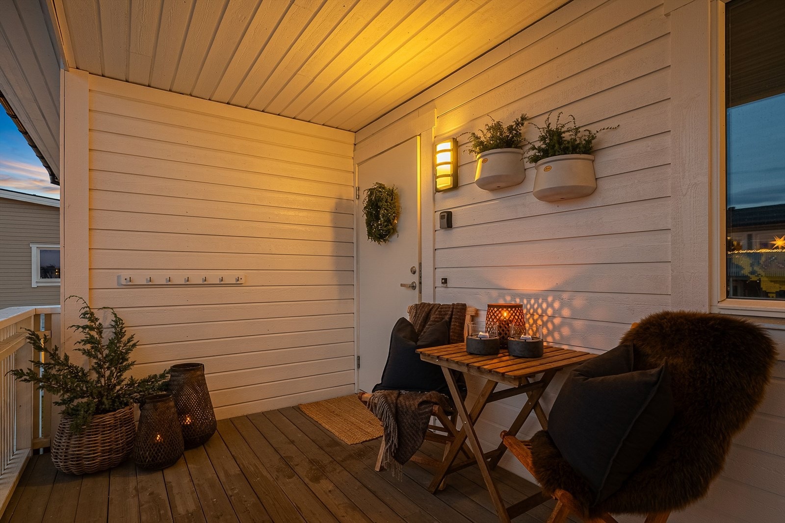 Leiligheten har et pent inngangsparti med plass til et kafesett. Galleribilde