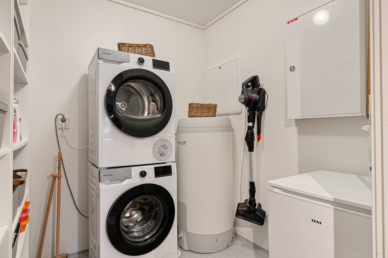 Her er det god plass til en vaskesøyle, noe som frigjør ekstra plass på badet. Galleribilde