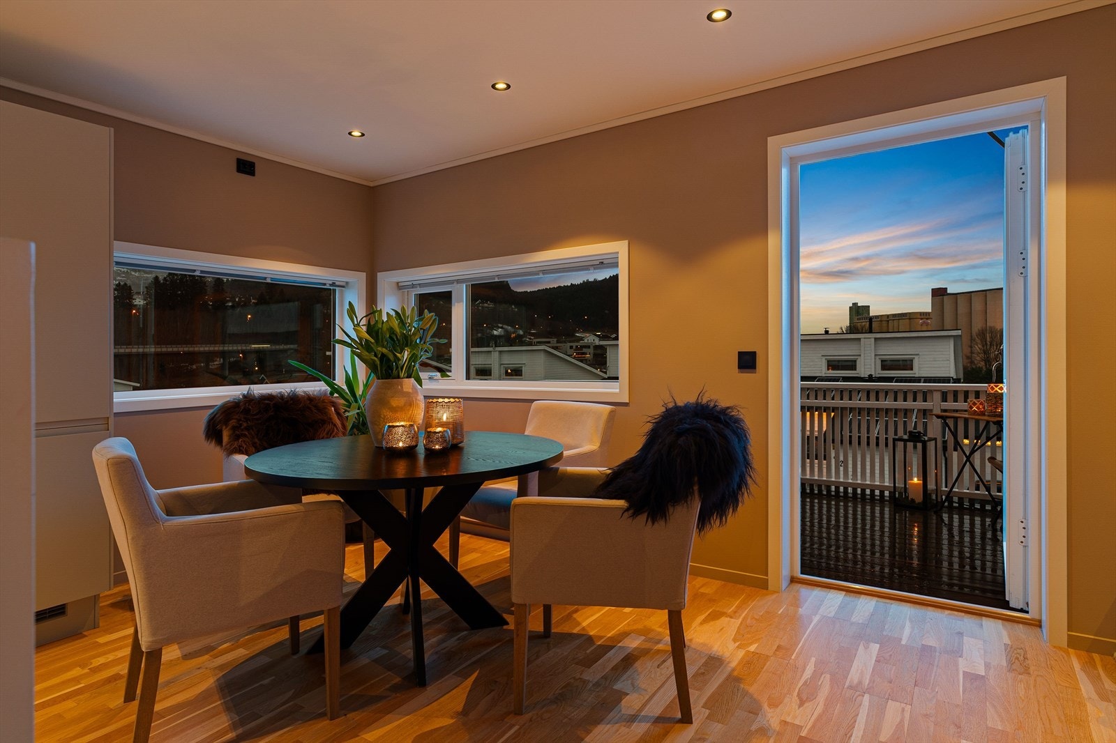 Nærheten mellom kjøkkenet og spiseplassen gjør matlagingen sosial og serveringen enkel. Galleribilde