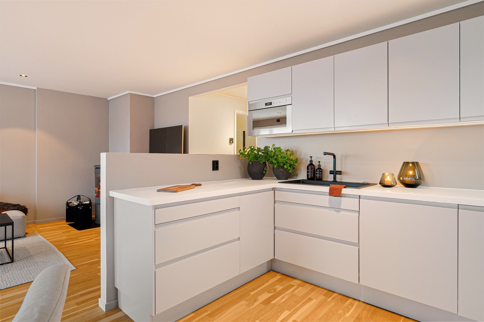 En liten halvvegg sørger for en naturlig avdeling mot stuen. Galleribilde