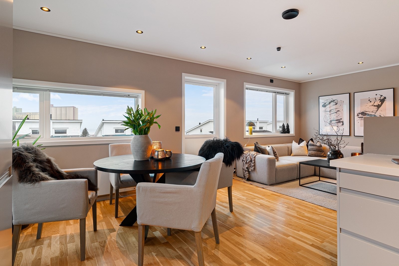 Leiligheten varmes opp elektrisk med panelovner i enkelte rom. Galleribilde