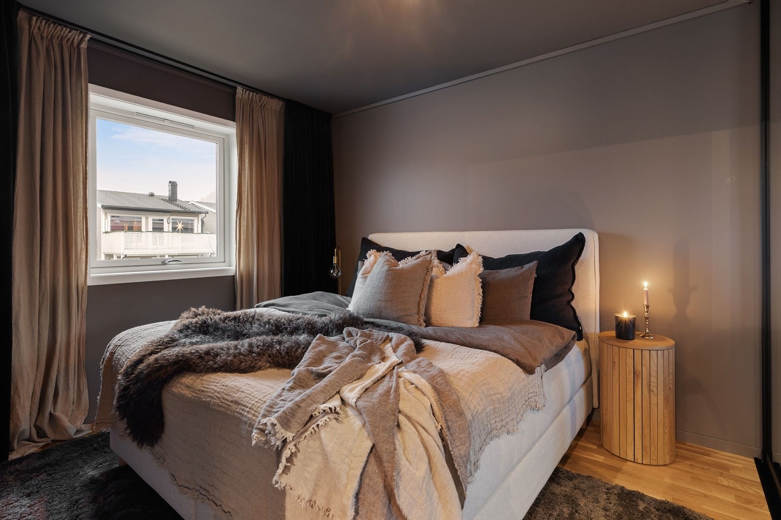 Det største soverommet er på 11 m² og er malt i en dyp og behagelig farge. Galleribilde