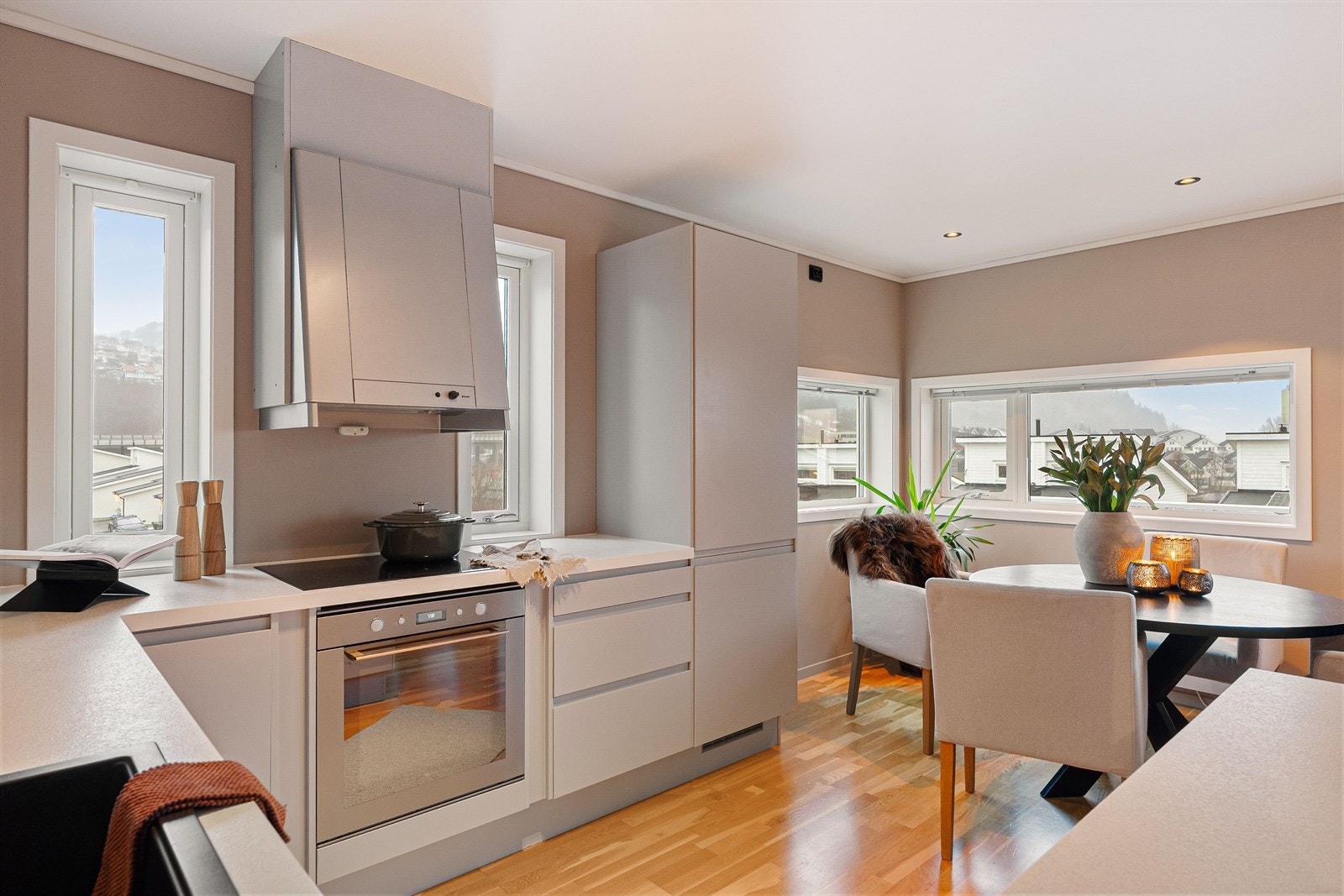 Kjøkkenets praktiske U-form sikrer både god funksjonalitet og ekstra plass til matlagingen. Galleribilde