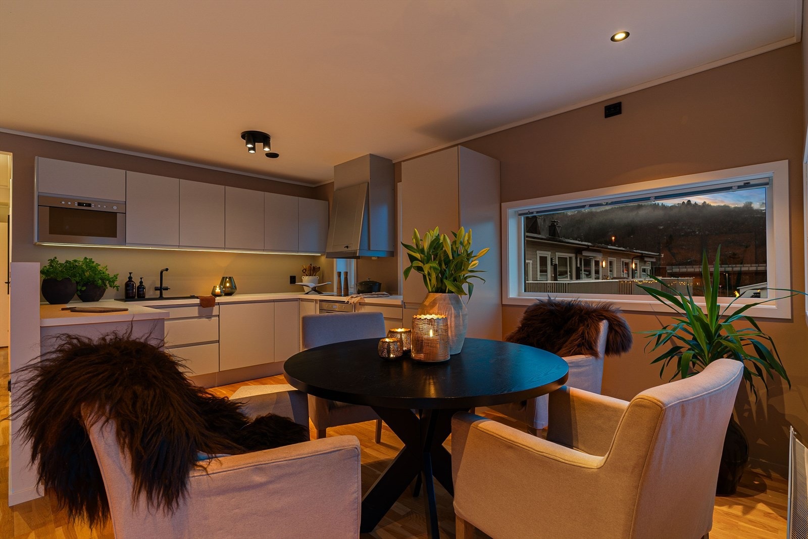 Kjøkkenet er i et tidløst og moderne design, og har integrerte hvitevarer. Galleribilde