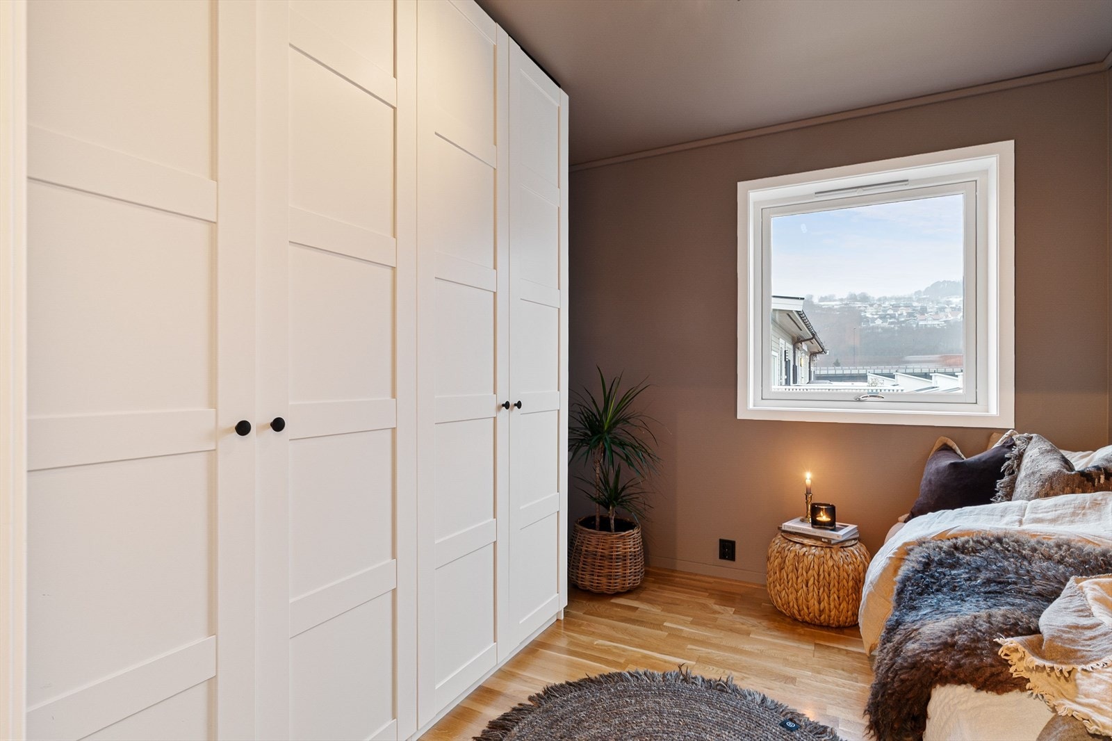 Også her har man et stort garderobeskap med masse plass til oppbevaring. Galleribilde