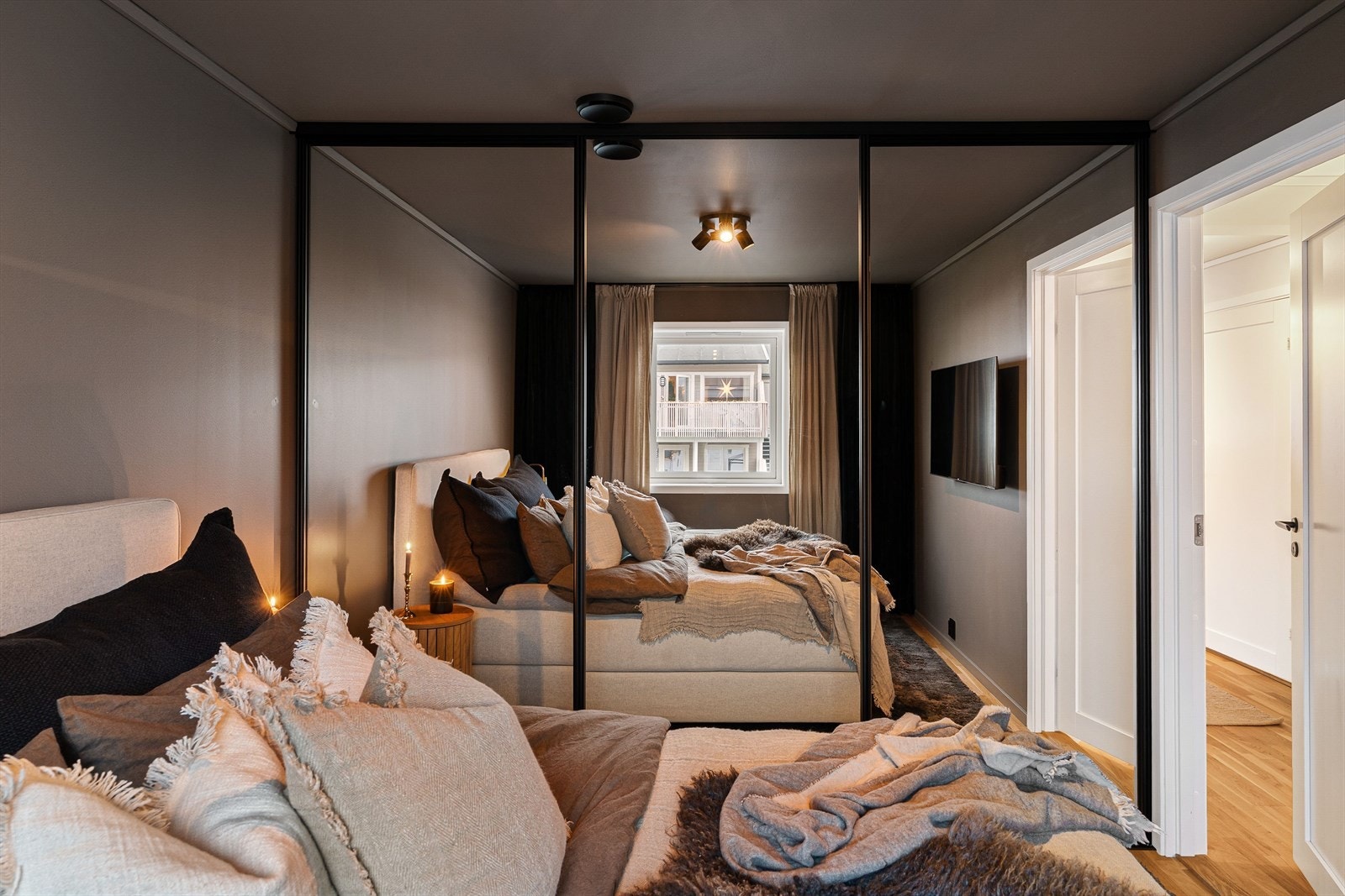 Her er det også etablert en praktisk skyvedørsgarderobe. Galleribilde