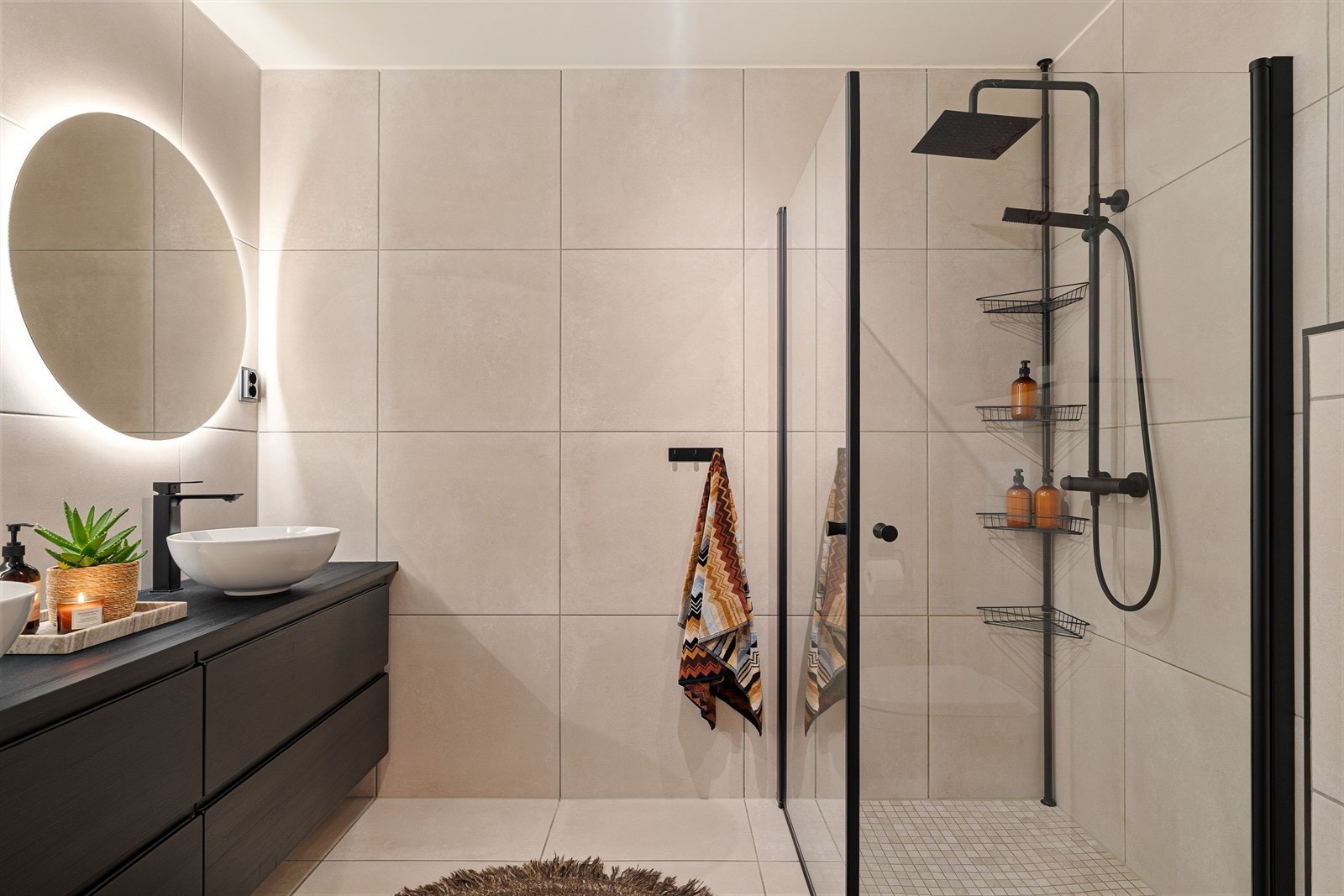 Svarte detaljer sikrer et stilrent preg på badet. Galleribilde