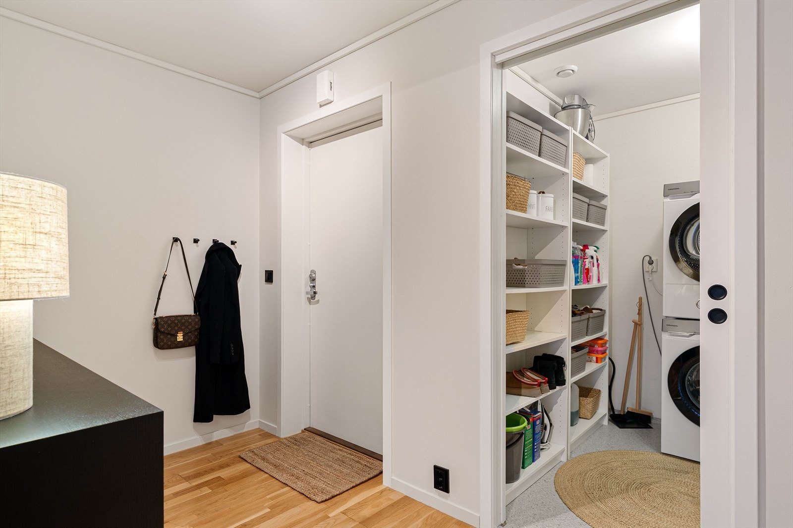 I tilknytning til entreen ligger en innvendig bod på 4,5 m² som idag benyttes som vaskerom. Galleribilde