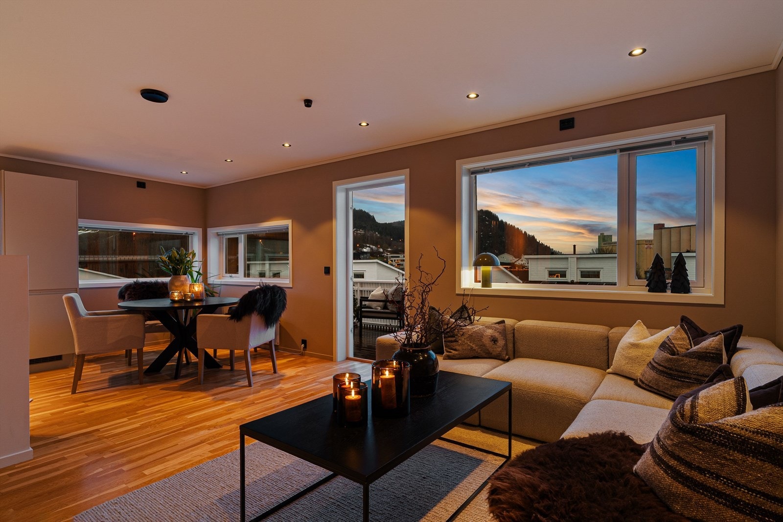 Stuen og kjøkkenet danner et luftig og innbydende allrom naturlig delt inn i forskjellige soner, noe som gjør innredningen til en lek. Galleribilde