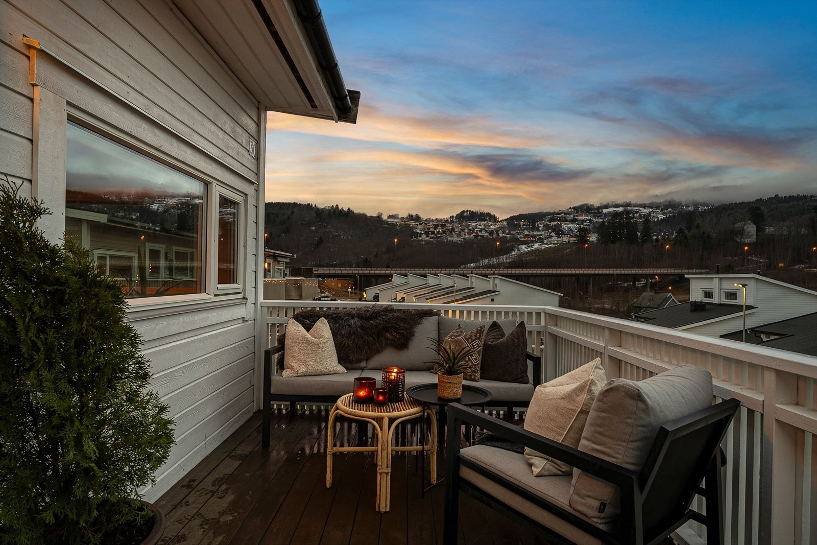 Balkongen er på ca 10 kvm, og har god plass til utemøbler. Galleribilde