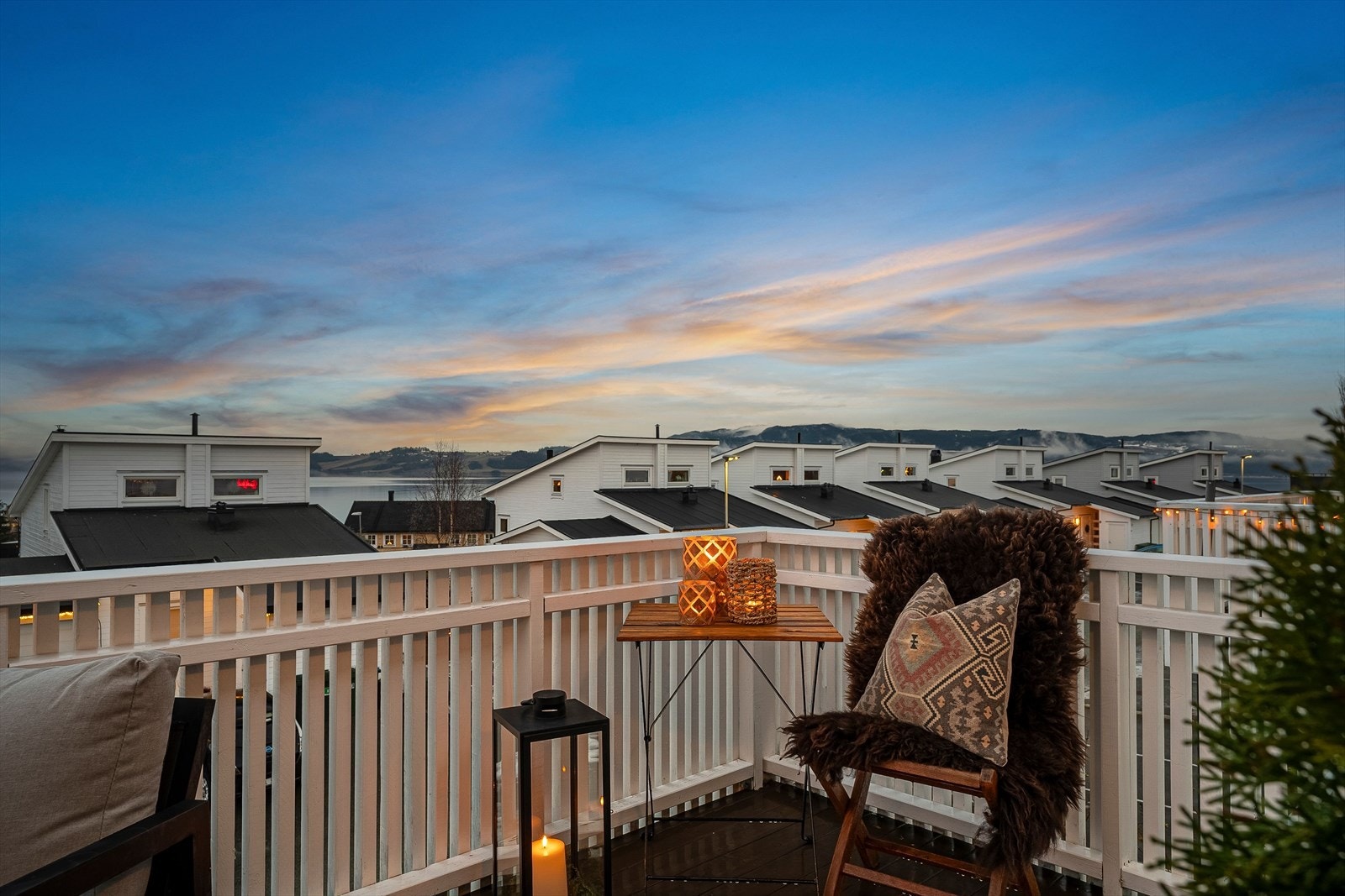 Leiligheten ligger flott til i andre etasje, og kan skimte med flott utsikt mot fjorden. Galleribilde