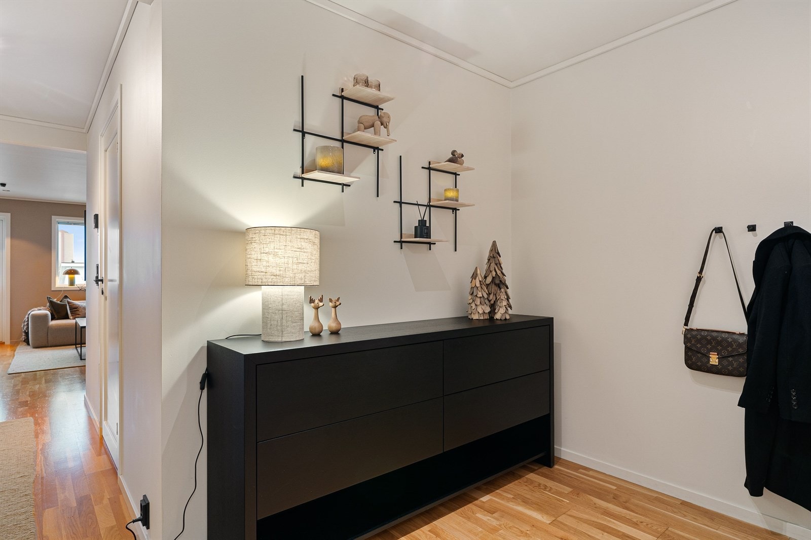 Entreen er på romslige 11 m² og har god plass til en eventuell garderobeløsning. Galleribilde