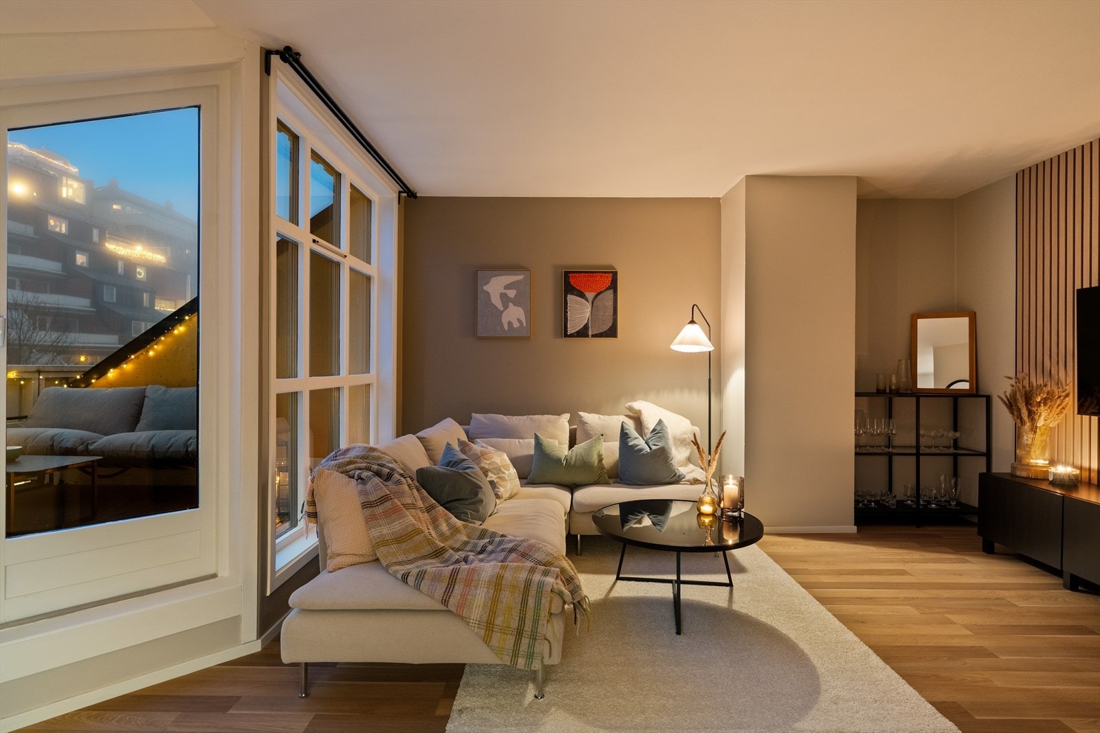 Leiligheten har en gjennomgående moderne standard med lekre farge- og materialvalg. Galleribilde