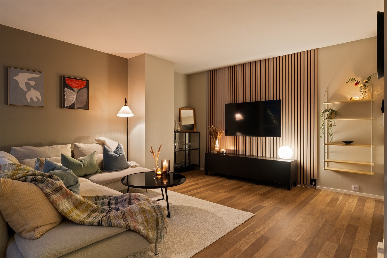 Her får man bl.a. lekker 2-stavs slitesterk laminat, spilevegg og listefrie overganger mellom tak/vegg. Moderne og stilrent! Galleribilde