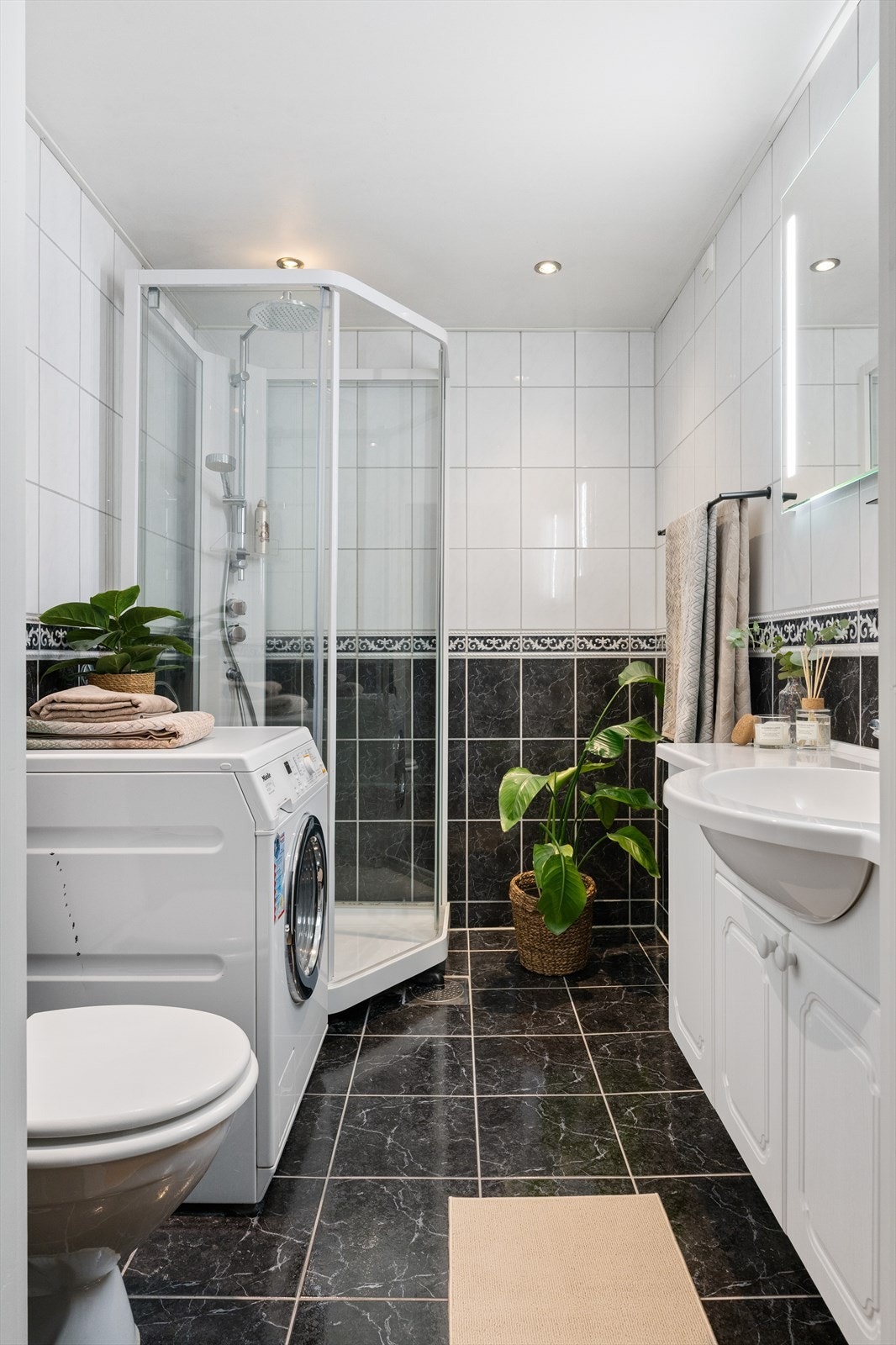 Badet er oppusset av tidligere eier, men fremstår tidløst med fliser på vegg og gulv. Galleribilde