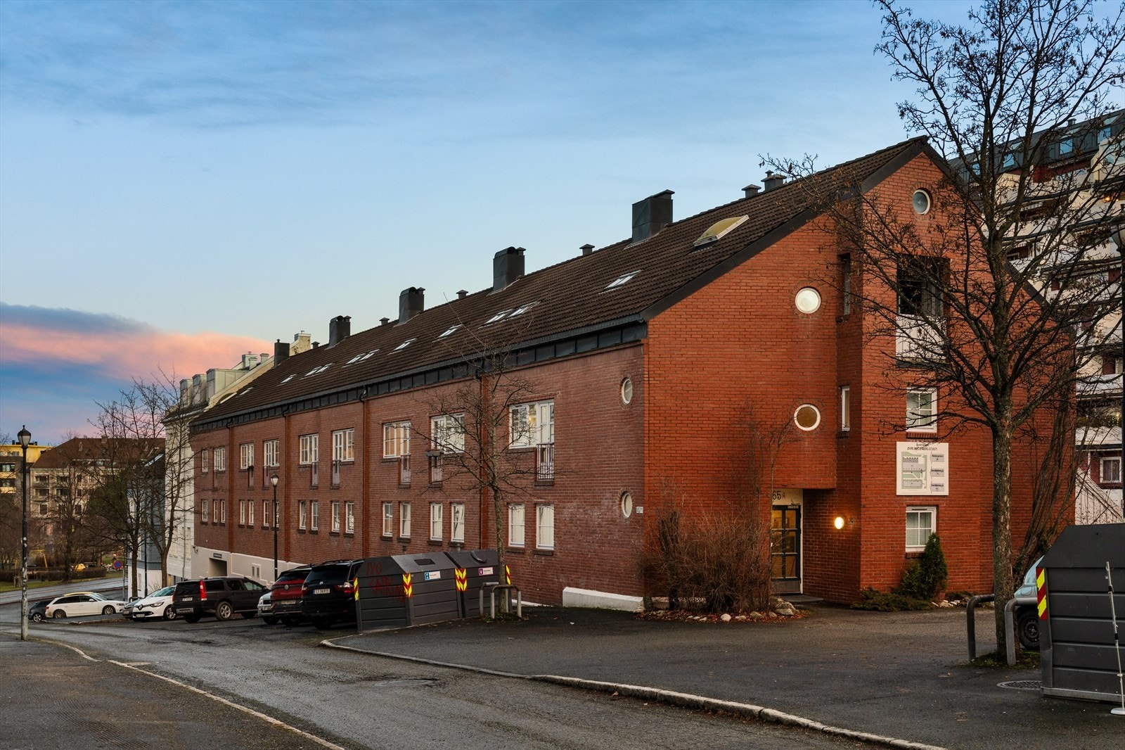 Det er bl.a. gangavstand til flere studiesteder, dagligvarebutikker, kollektiv transport og Solsiden med restauranter, shoppingmuligheter m.m. Galleribilde