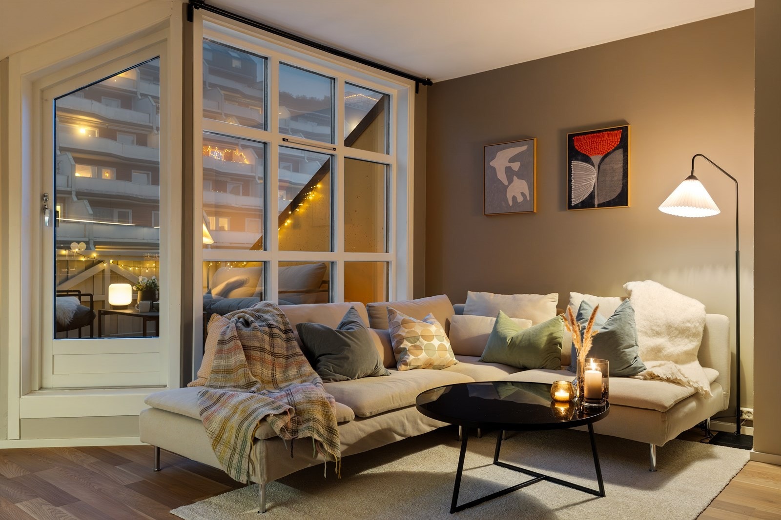 Oppholdssonen er på gode 25m² og vender inn mot et rolig tun på borettslagets tomt. Galleribilde