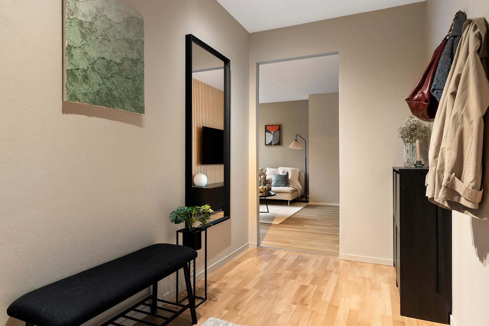 Entré/gang som gir et rettmessig førsteinntrykk av leilighetens standard. Her er det godt med plass til oppbevaring og klesheng. Gangen er nylig overflateoppusset. Galleribilde