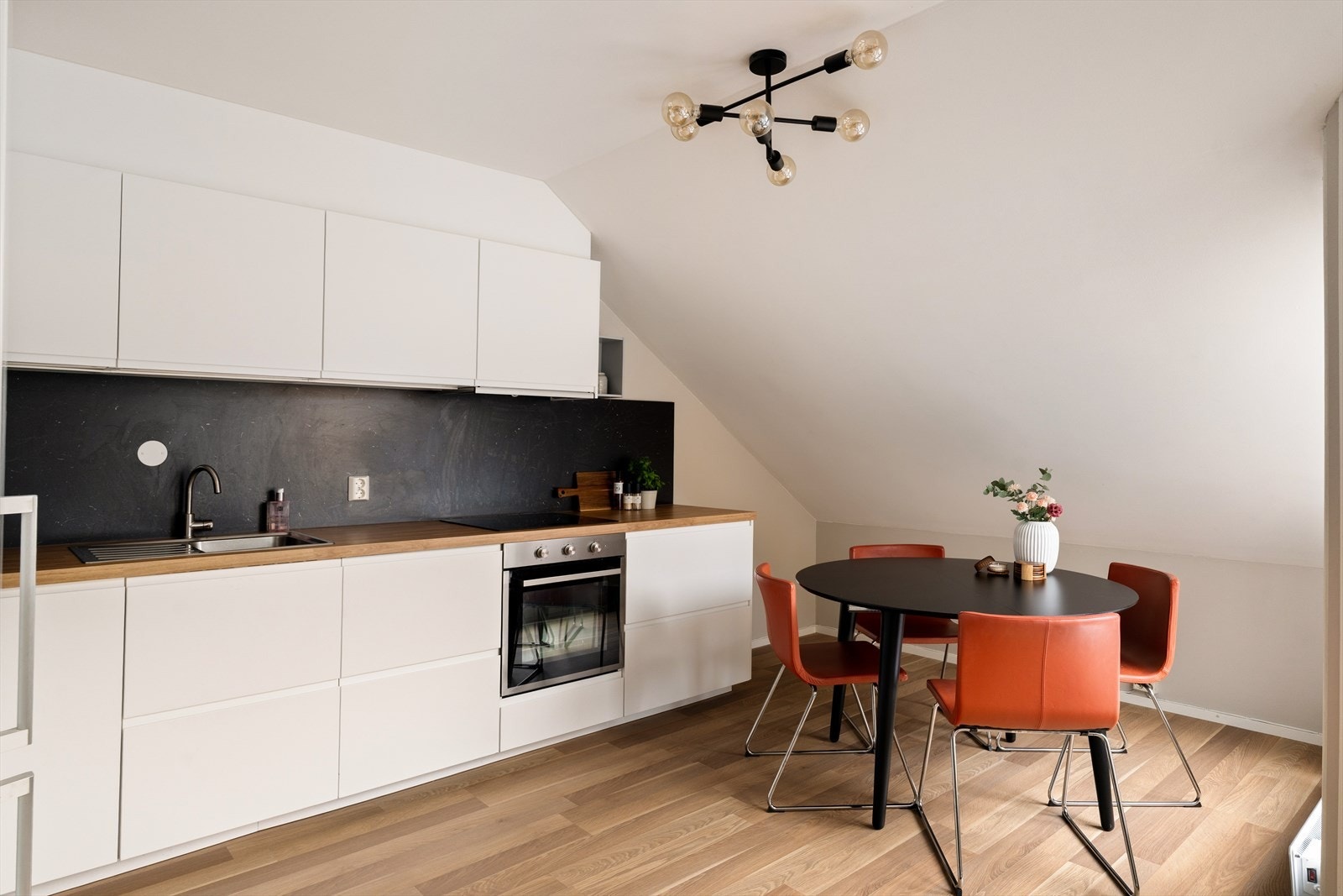 Kjøkkeninnredning er fra ca. 2018 og holder en tidløs standard med lekre fronter og integrerte hvitevarer som komfyr, platetopp og oppvaskmaskin. Galleribilde