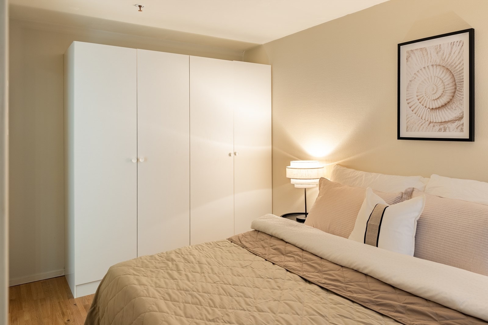 Det er rikelig med garderobeskap, som medfølger handelen. Galleribilde