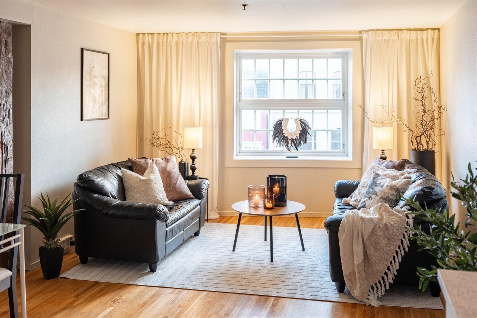 Leiligheten ligger i 3. etasje i en rehabilitert brygge. Galleribilde