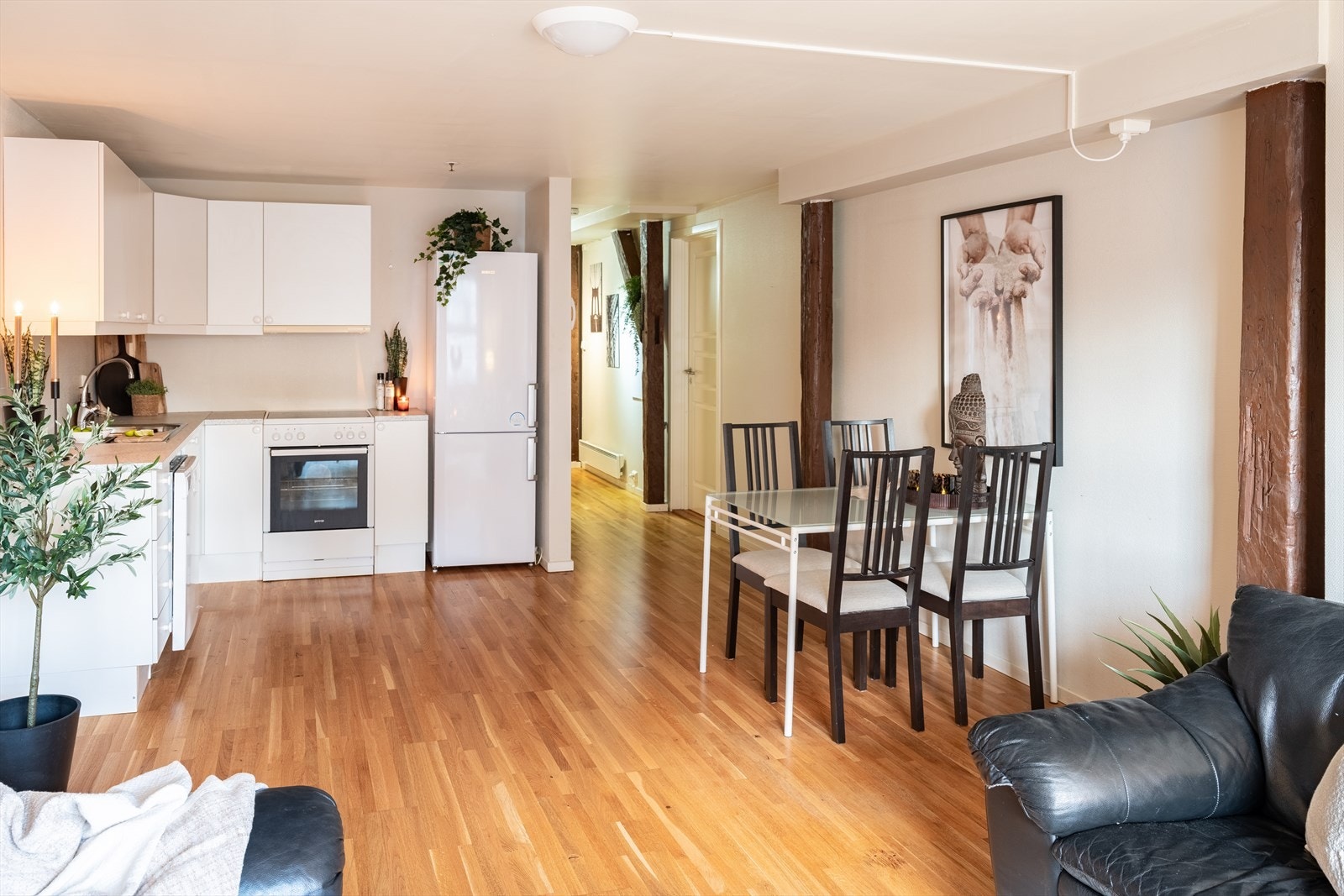 Leiligheten har en gjennomtenkt planløsning og byr på åpen stue/kjøkken løsning på 26m². Galleribilde