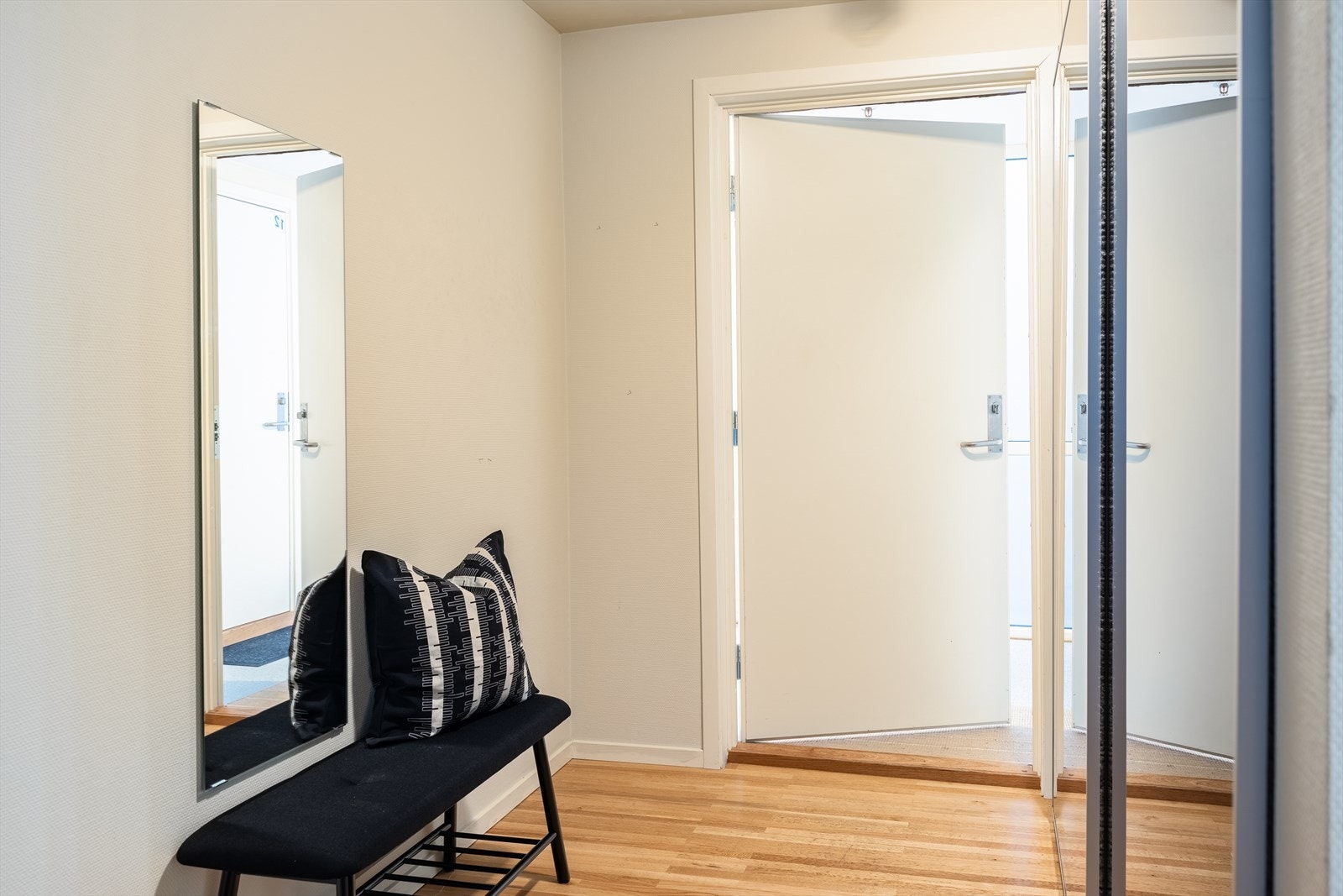 Felleskostnader utgjør kr. 3 889,- per måned. Felleskostnadene inkluderer vedlikeholdsavsetning, tv/internett og diverse vedlikehold/drift iht. regnskap. Galleribilde