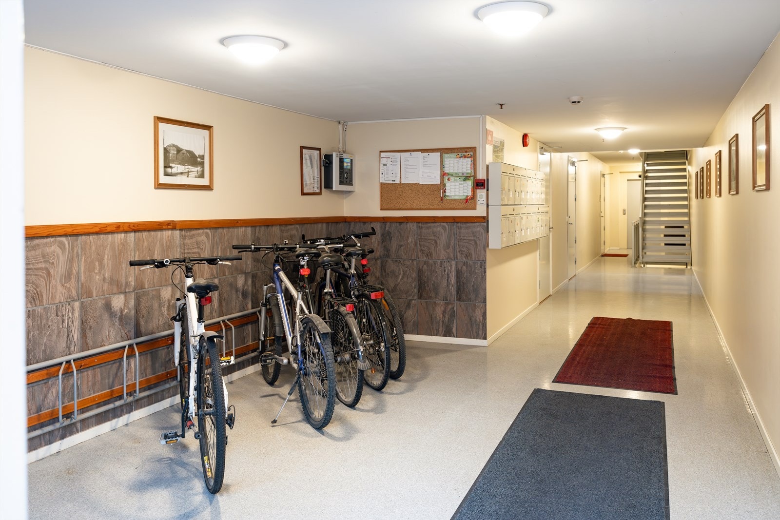 Leiligheten har heis som tar det opp til leiligheten eller ned til kjelleren hvor vi finner leilighetens bod. Galleribilde