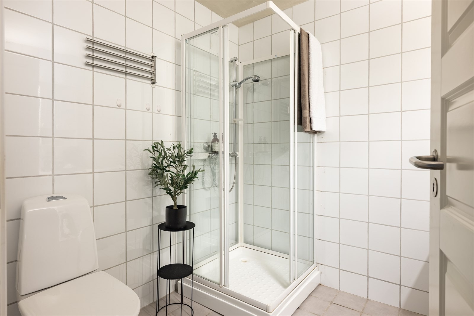 Badet er på 4,5m² og har behagelig gulvvarme og opplegg til vaskemaskin. Vaskemaskin kan medfølge handelen ved avtale. Galleribilde