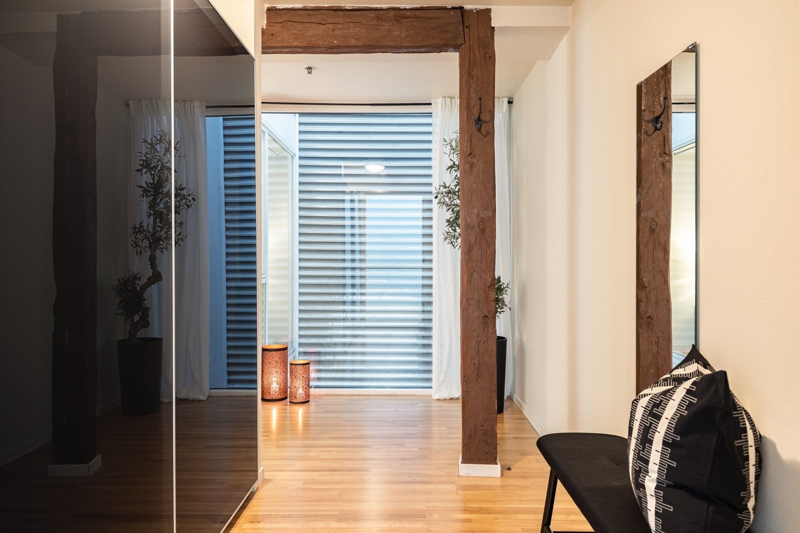 Synlige takbjelker, dype vinduskarmer og parkettgulv er er noen av leilighetens flotte kvaliteter. Galleribilde