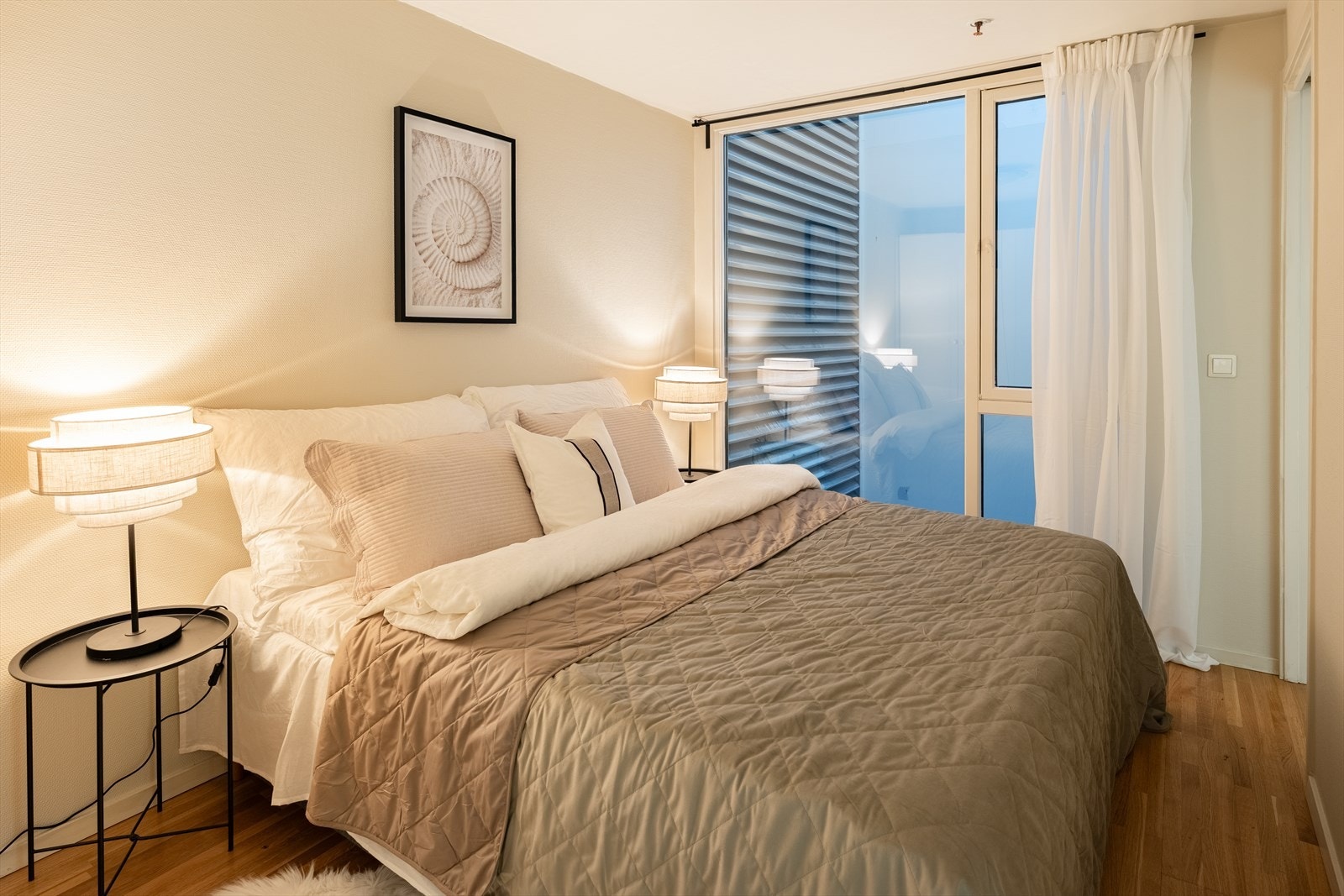 Her får du et romslig soverom på 10m² med god plass til dobbeltseng. Galleribilde