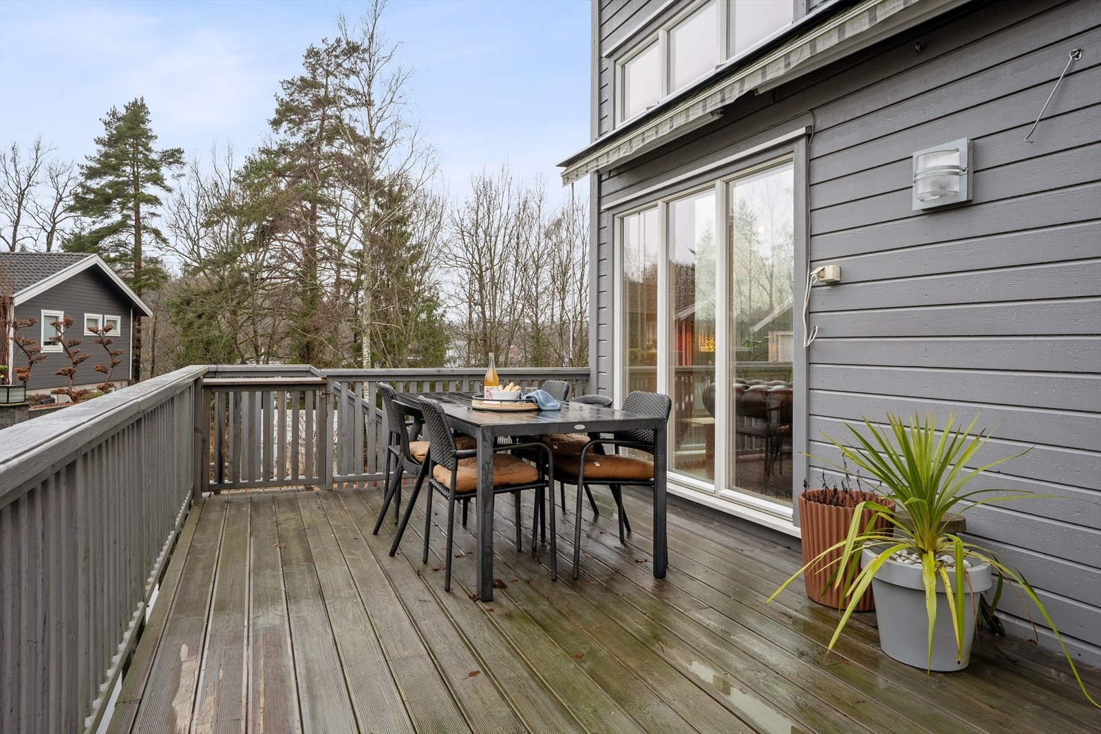 Denne terrassen er på ca 27 kvm og er vendt mot syd. Galleribilde